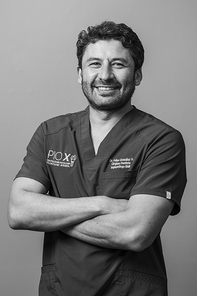 Dr. Felipe González V., cirujano dentista implantólogo, en Clínica PíoX Providencia